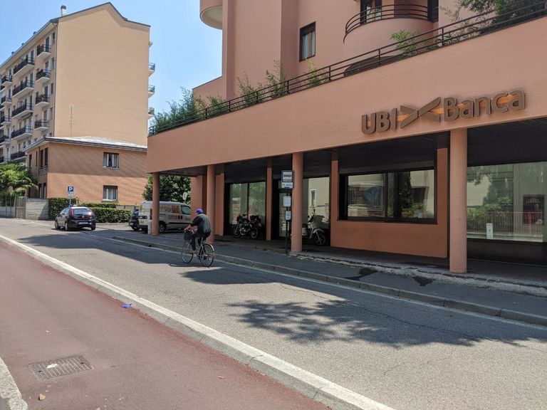 بنك Ubi في بلدية سارونو بمقاطعة فاريزى الإيطالية