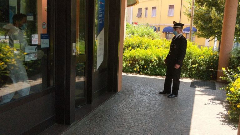 بنك Ubi في بلدية سارونو بمقاطعة فاريزى الإيطالية