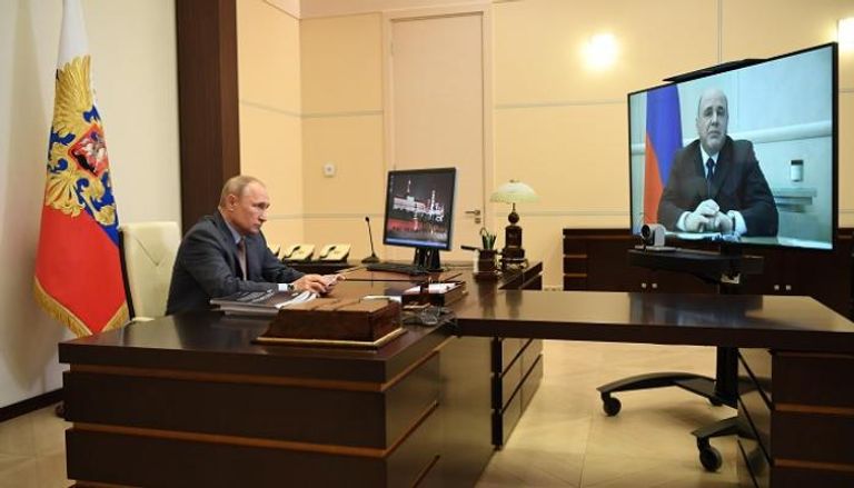 فلاديمير بوتين يستمع إلى رئيس الوزراء الروسي خلال اجتماع عن بعد
