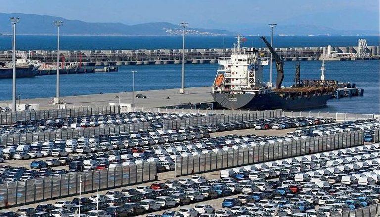 ميناء طنجة المغربي يكتظ بالبضائع 