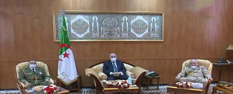 الرئيس الجزائري مع قائد الجيش بمقر وزارة الدفاع