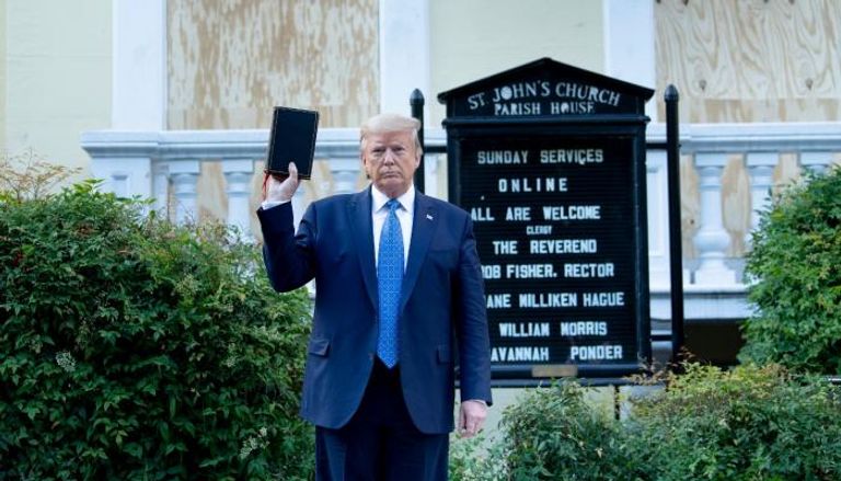 ترامب رافعا الإنجيل خلال زيارة لكنيسة الرؤساء المجاورة للبيت الأبيض