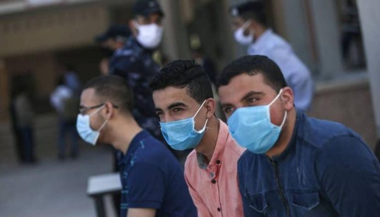 3 شباب يلتزمون بارتداء الكمامة الواقية من كورونا
