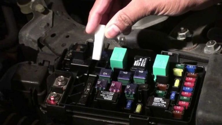 عملية استبدال كشافات السيارة الأمامية