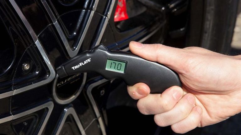 عملية استبدال كشافات السيارة الأمامية