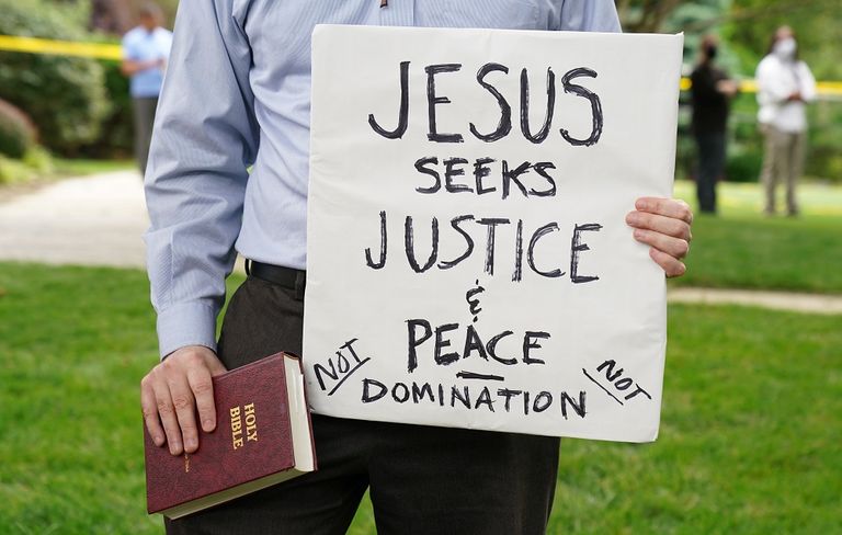 الرئيس الأمريكي دونالد ترامب أمام كنيسة سان جونز - رويترز