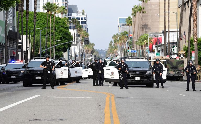 متظاهرون وقوات أمن يمكثون على ركبتهم في واشنطن