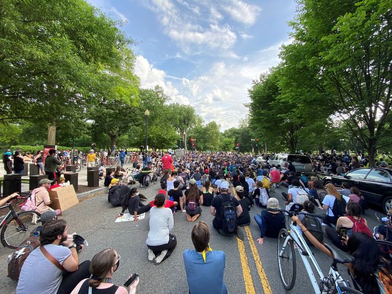 متظاهرون وقوات أمن يمكثون على ركبتهم في واشنطن