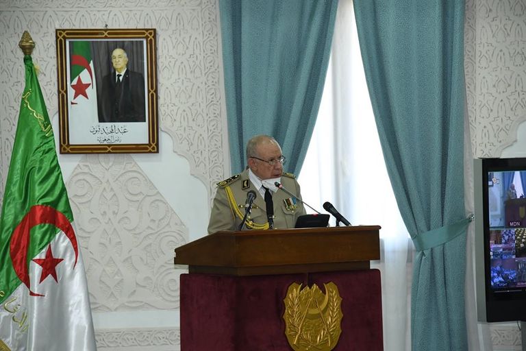 قائد الجيش الجزائري وهو يلقي كلمته خلال زيارة الرئيس تبون لمقر وزارة الدفاع