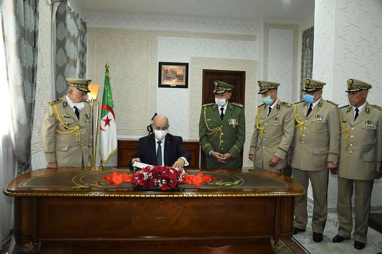 الرئيس الجزائري مع كبار قادة الجيش بمقر وزارة الدفاع جانب من زيارة الرئيس الجزائري إلى مقر وزارة الدفاع