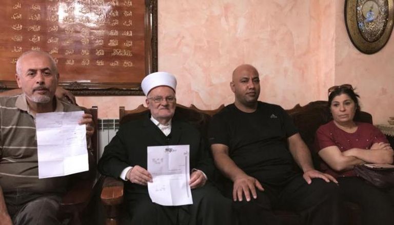 الشيخ صبري مع مبعدين آخرين عن المسجد الأقصى