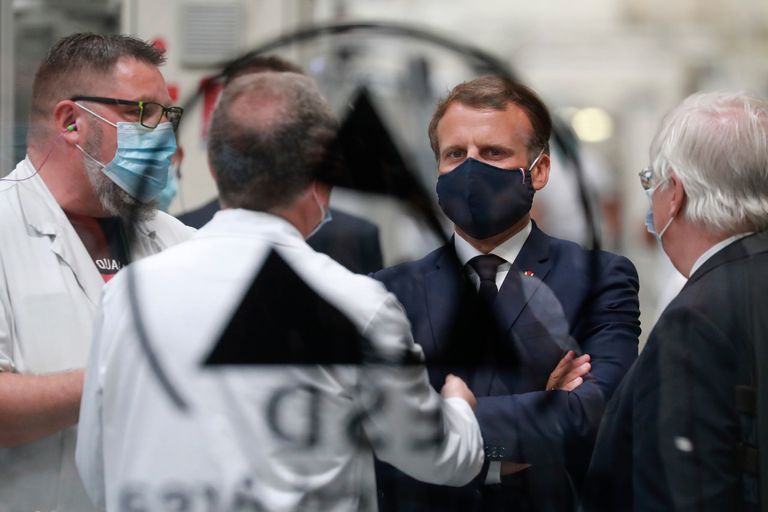 ماكرون في زيارة إحدى المستشفيات