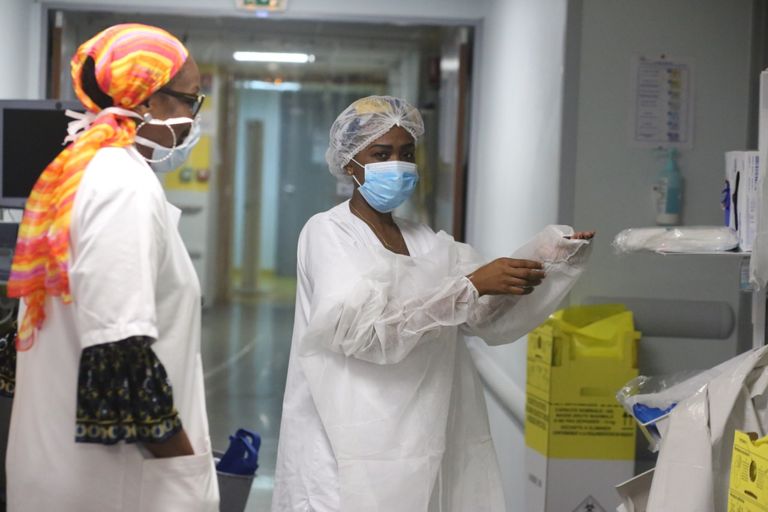 ماكرون في زيارة إحدى المستشفيات