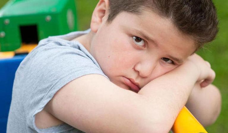 عدم ممارسة الرياضة من أسباب زيادة وزن الطفل أسباب زيادة الوزن المفاجئ عند الأطفال