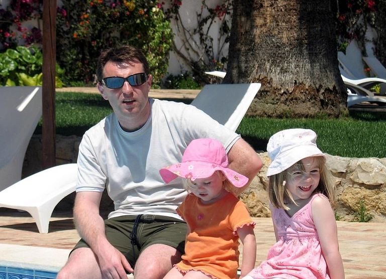 آخر صورة للطفلة مع شقيقتها أميليا ووالدهما جاري مادلين ماكان ووالداها