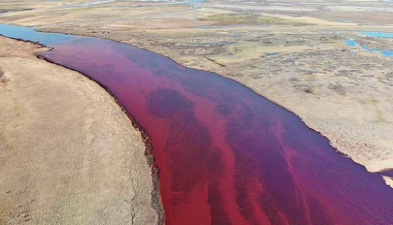 مياه النهر القطبي تتحول إلى اللون الأحمر 