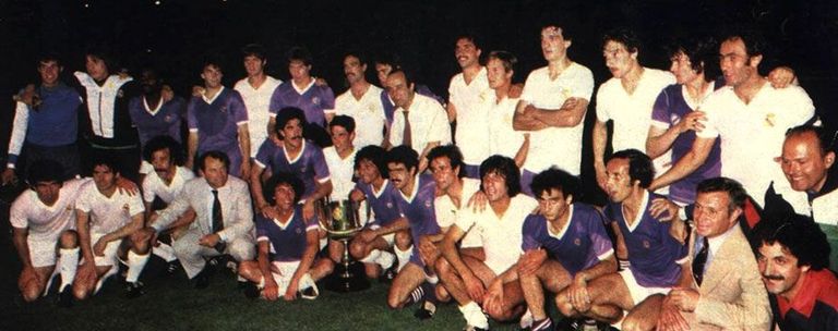 صورة جماعية للاعبي الفريقين بعد انتهاء المباراة