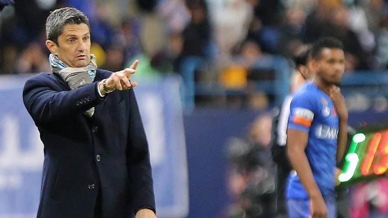 رازافان لوشيسكو المدير الفني للهلال السعودي يونس بلهندة وسفيان فيجولي