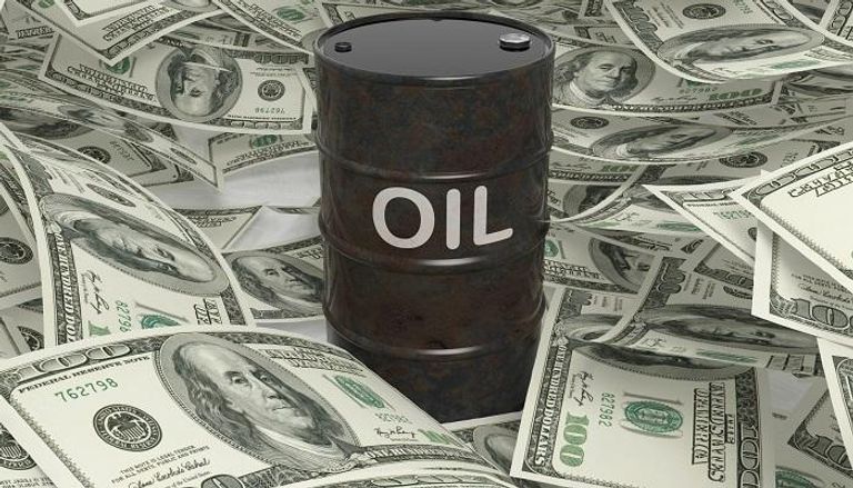الدولار ينهي خسائره والنفط يهبط