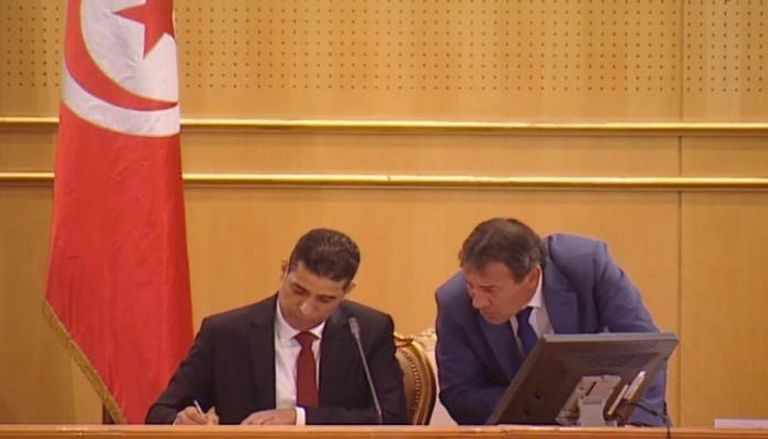 لحظة حساب أصوات النواب بالبرلمان التونسي