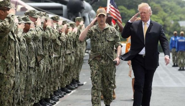 ترامب يلقي التحية العسكرية على مجموعة من الجيش الأمريكي- أرشيفية
