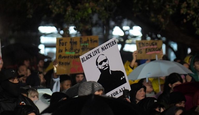 لحظة اعتقال الشرطة الأمريكية للضحية فلويد - أرشيفية