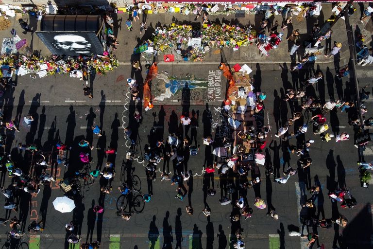 رجل صاحب بشرة سمراء في مظاهرة ضد مقتل فلويد