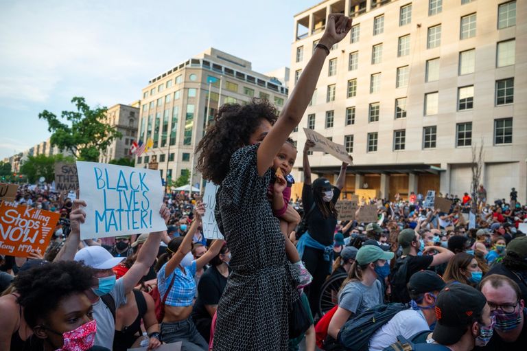 رجل صاحب بشرة سمراء في مظاهرة ضد مقتل فلويد