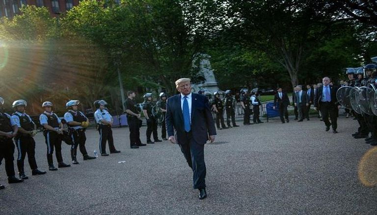 الرئيس ترامب بمحيط البيت الأبيض في حراسة الشرطة