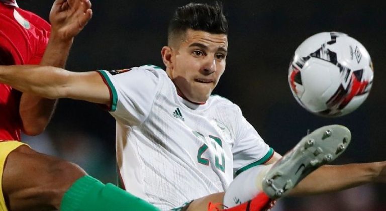 يوسف عطال نجم منتخب الجزائر جوناثان شميد