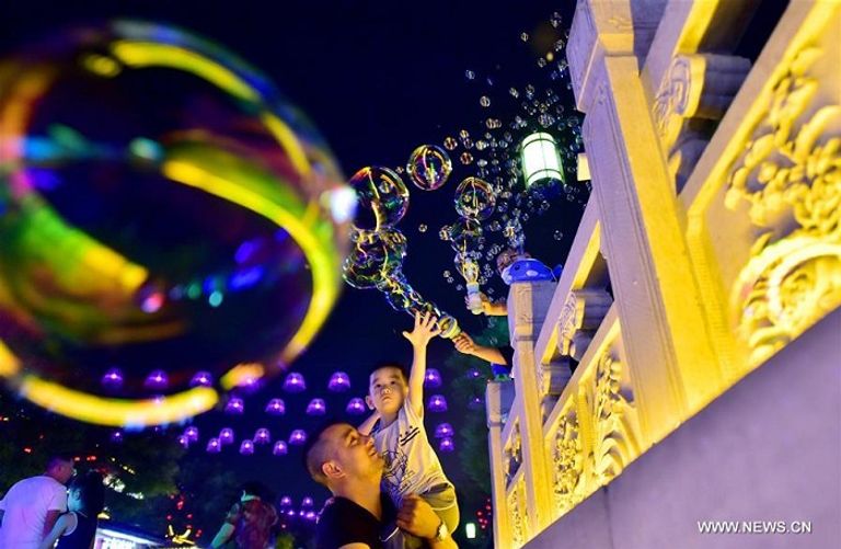 زوار في مواقع تاريخية ضمن مدينة تشنجدينج العريقة