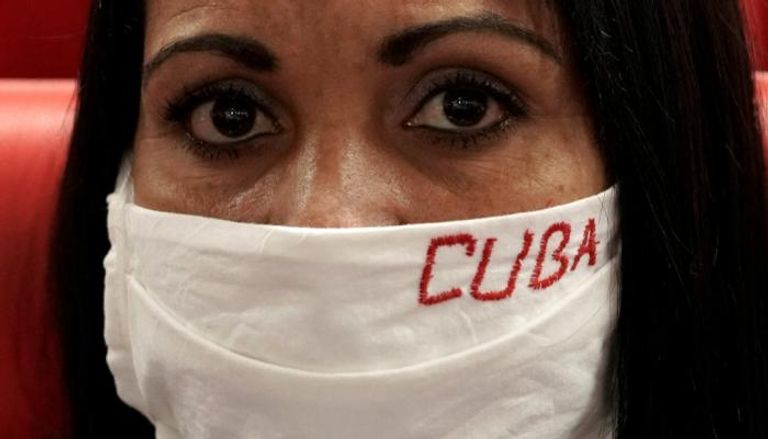 سيدة ترتدي كمامة للوقاية من فيروس كورونا في كوبا