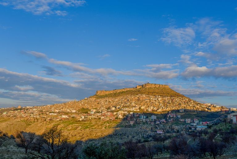 صبي من طائفة السريان يبخر قاعة الكنيسة