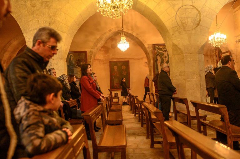 صبي من طائفة السريان يبخر قاعة الكنيسة