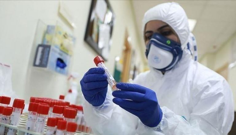 طبيبة فلسطينية تفحص عينة دم لشخص مشتبه بإصابته بفيروس كورونا