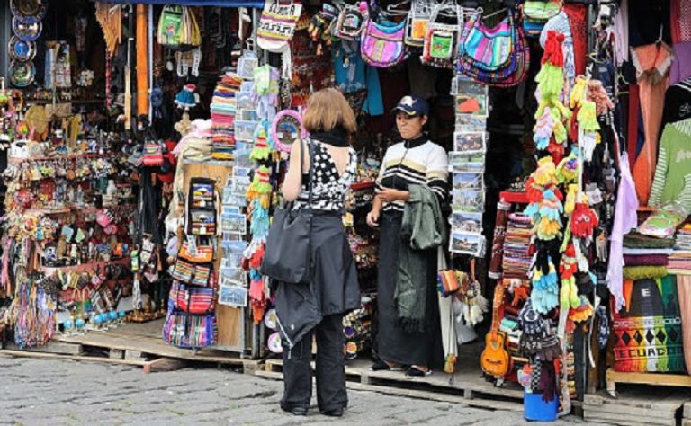  تذكارات سياحية من باريس - أرشيفية