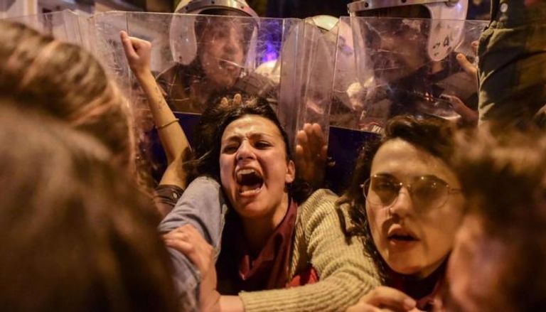 تركيا تعامل المرأة بقسوة ولا تهتم بسن قوانين لحمايتهن