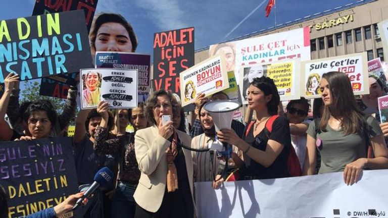 احتجاج مجموعات نسائية في أنقرة للتعبير عن غضبهن من محاولة التكتم عن حالات اغتيال النساء (ديسمبر/كانون الأول 2019) تركيا تعامل المرأة بقسوة ولا تهتم بسن قوانين لحمايتهن