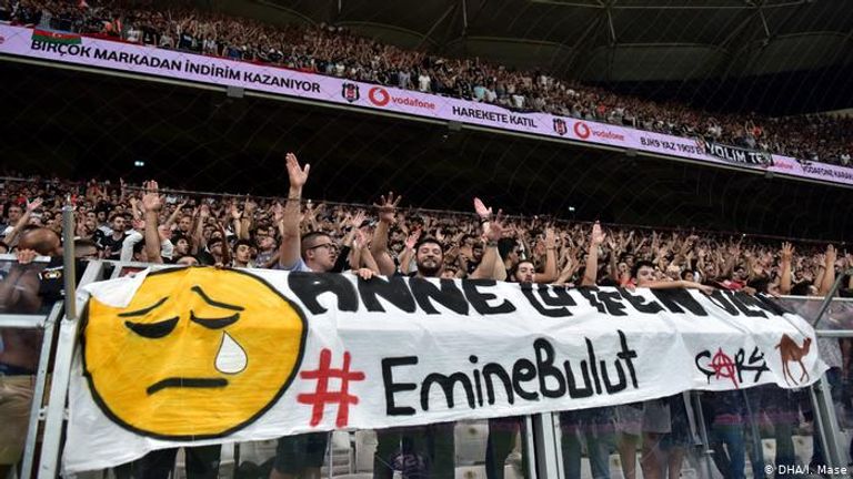 الاحتجاجات ضد العنف ضد المرأة حتى داخل ملاعب كرة القدم التركية تركيا تعامل المرأة بقسوة ولا تهتم بسن قوانين لحمايتهن