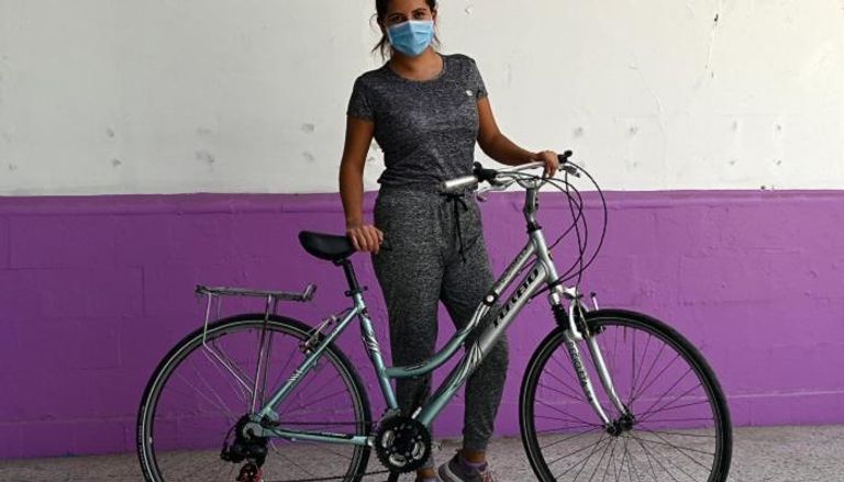 الطبيبة المكسيكية دانييلا تشافيز مع دراجة هوائية في مدينة مكسيكو