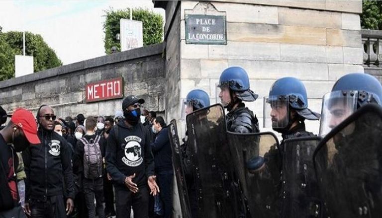 جانب من مظاهرت في فرنسا ضد عنصرية الشرطة