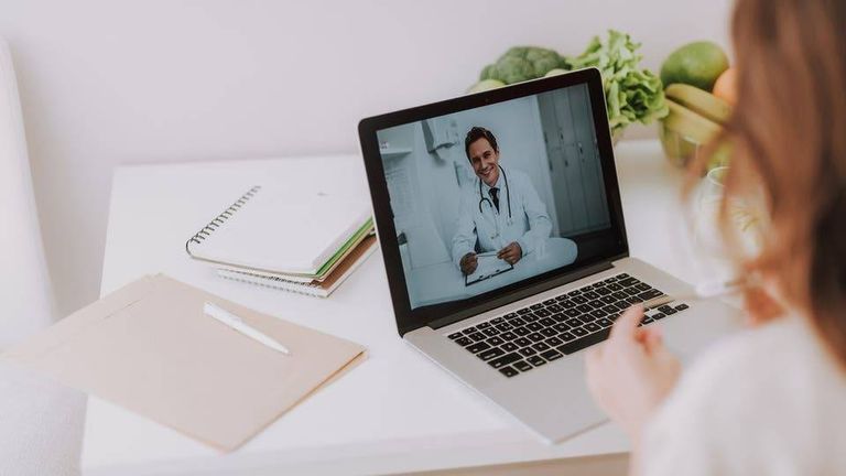 طبيبة تتحدث مع مريضها عن بعد