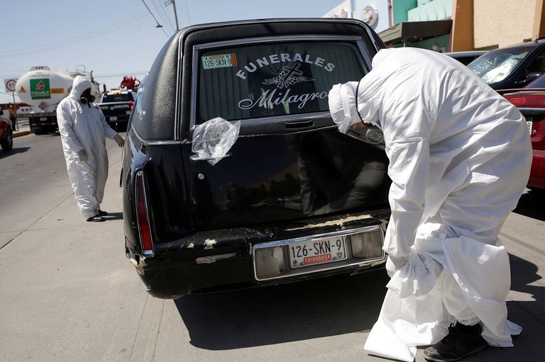 شابة ترتدي كمامة للوقاية من فيروس كورونا