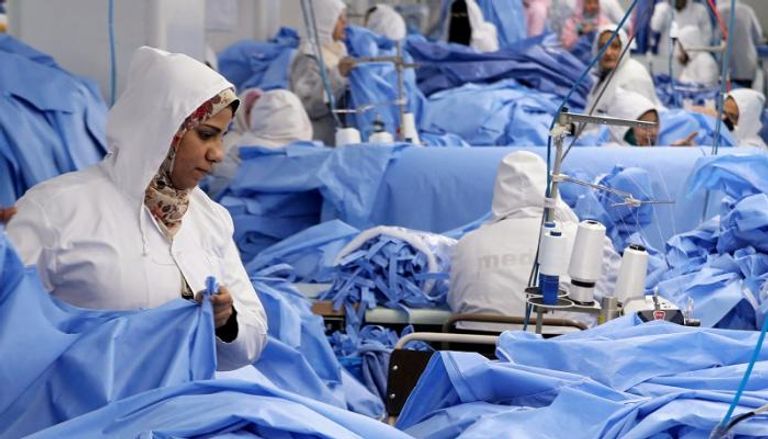 مصريات يعملن في مصنع لصناعة الكمامات