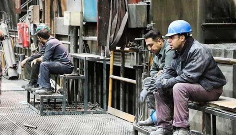 العمال الإيرانيين يواجهون أزمات معيشية