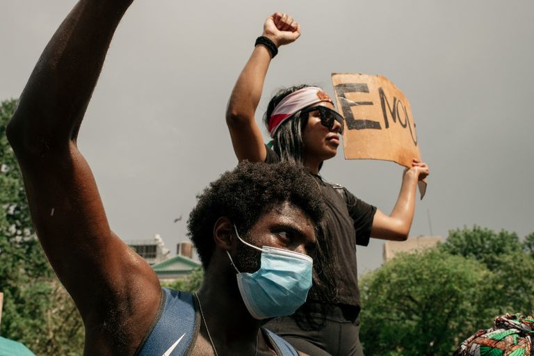 فلويد رحل فاهتزت أمريكا من بعده تندد بـ