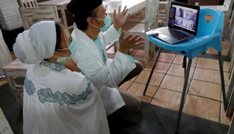 أحد حفلات الزفاف الافتراضية في إندونيسيا