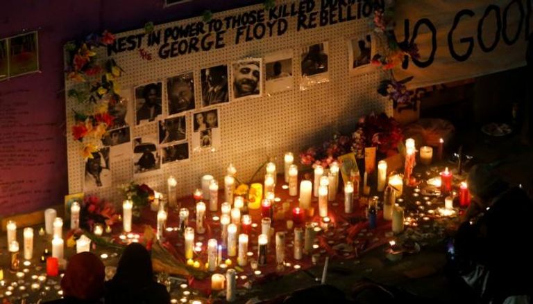 أمريكيون يضيئون الشموع تكريما لجورج فلويد ضحية العنصرية