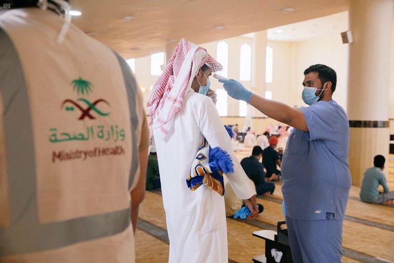 مصلون في أحد مساجد السعودية يلتزمون بالتباعد الاجتماعي