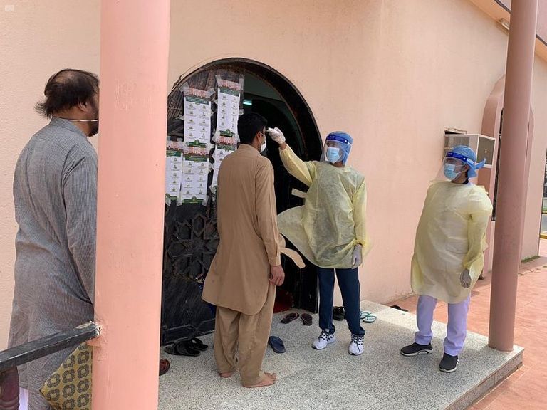 مصلون في أحد مساجد السعودية يلتزمون بالتباعد الاجتماعي